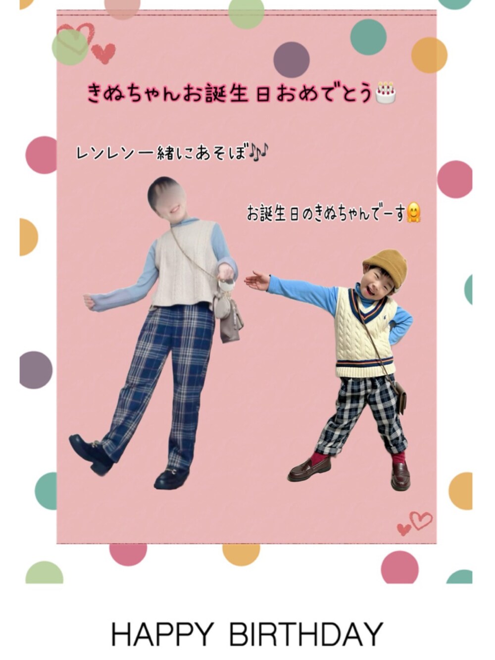ブルー系のTシャツ/カットソー、ホワイト系のベスト、ブラウン系のショルダーバッグを着用したキッズの冬コーディネートの5枚目の写真