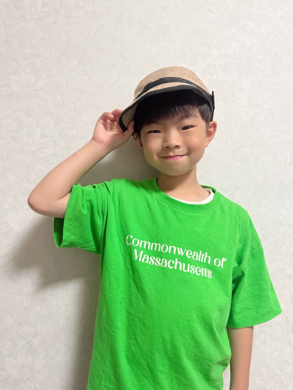 グリーン系のTシャツ/カットソー、ブラック系のスニーカー、その他のその他パンツを着用したキッズの夏コーディネートの3枚目の写真