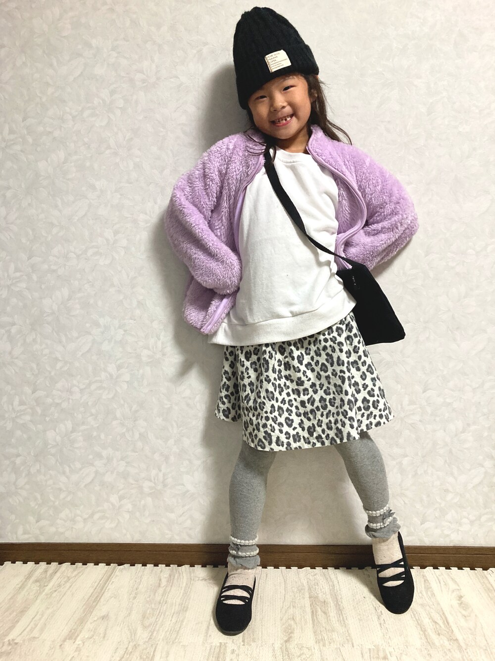「レオパード、ニット帽、ショルダーバッグ、タイツ、冬コーデ、バレエシューズ、フリースジャケット、バックプリント、アニエスベー、お誕生日おめでとう!、笑顔拡散、雪ちゃん!大すし🍣💓♥️❤️、STOP 誹謗中傷、WEARは皆の拠り所、笑顔の輪を繋ごう」|「西松屋のアイテム(キャップ、ブラック系)」を使った、lenlen23さん(キッズ・80cm)の秋コーディネートの3枚目の写真