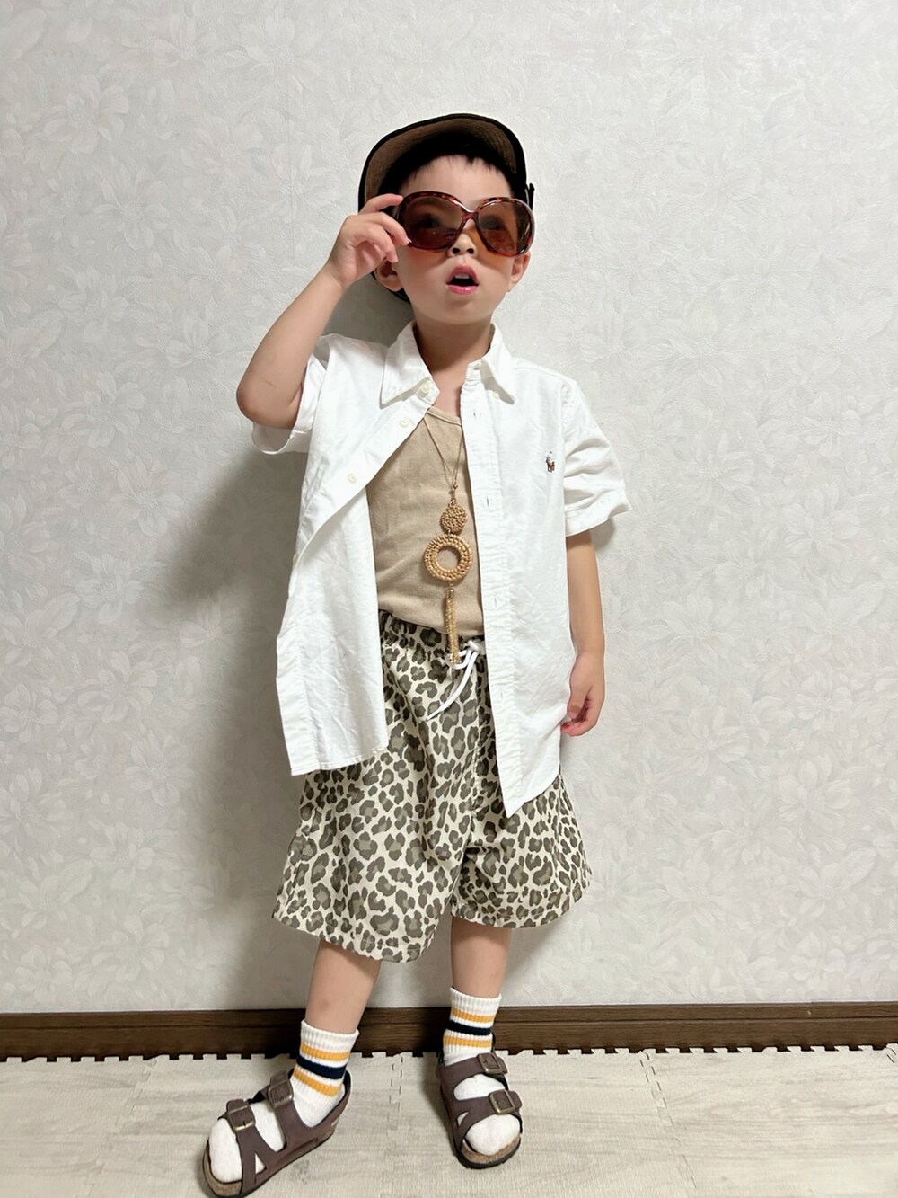 ベージュ系のタンクトップ、ホワイト系のシャツ/ブラウス、ベージュ系のその他パンツを着用したキッズの夏コーディネートの3枚目の写真