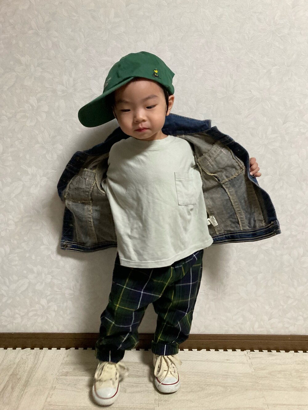 グリーン系のTシャツ/カットソー、ブラウン系のショルダーバッグ、グリーン系のパンツを着用したキッズの秋コーディネートの4枚目の写真