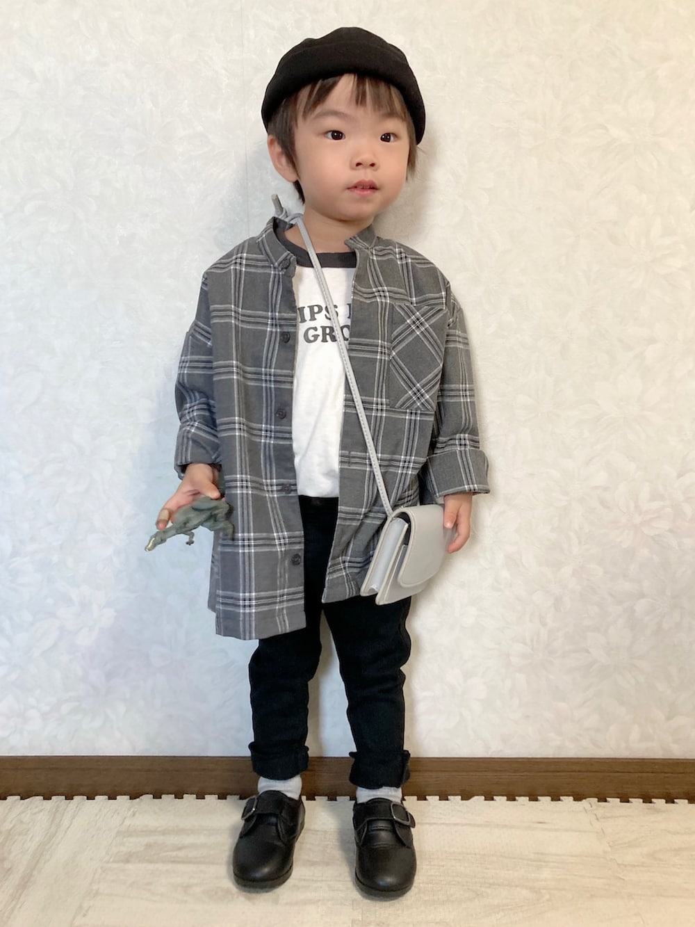 ホワイト系のTシャツ/カットソー、グレー系のシャツ/ブラウス、ブラック系のその他パンツを着用したキッズの秋コーディネートの4枚目の写真