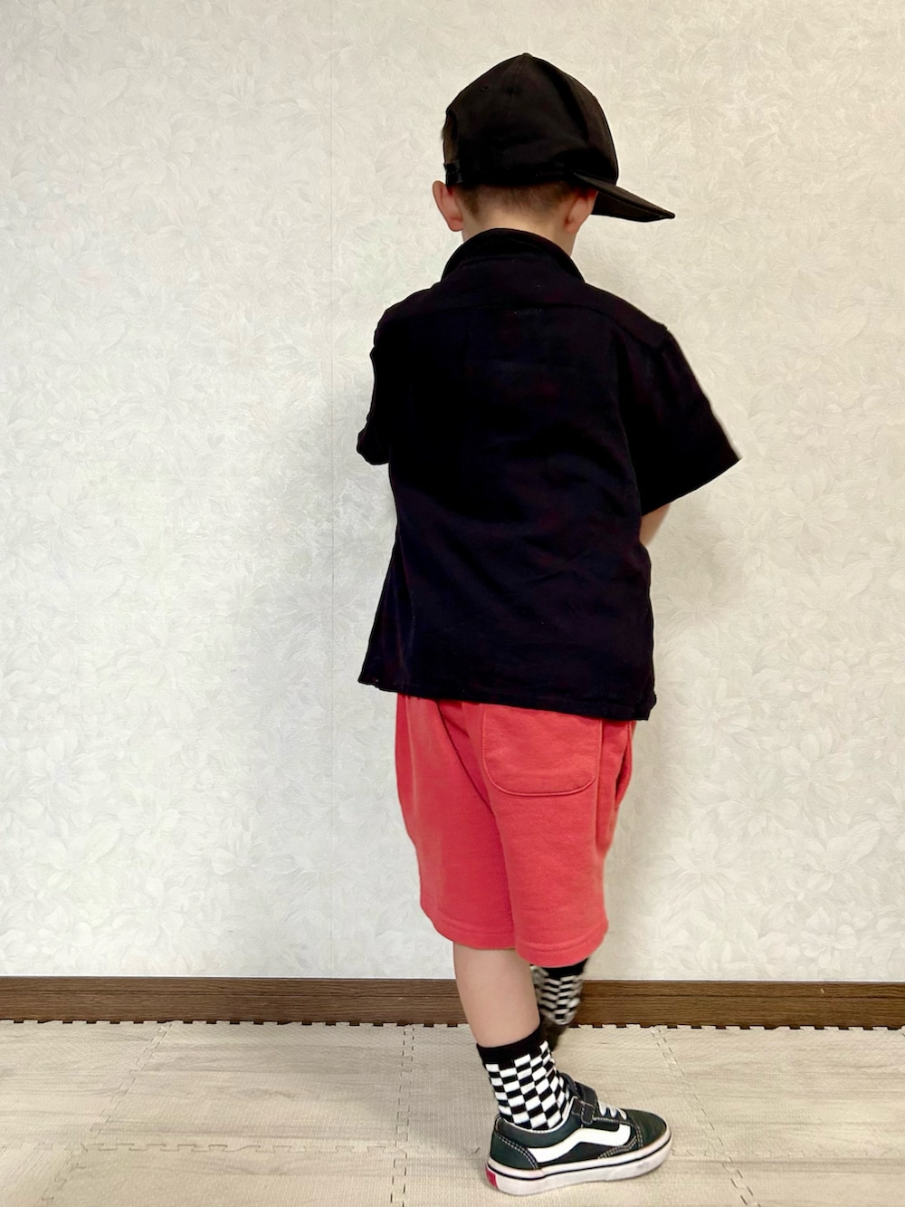 グレー系のTシャツ/カットソー、ブラック系のシャツ/ブラウス、レッド系のその他パンツを着用したキッズの夏コーディネートの5枚目の写真