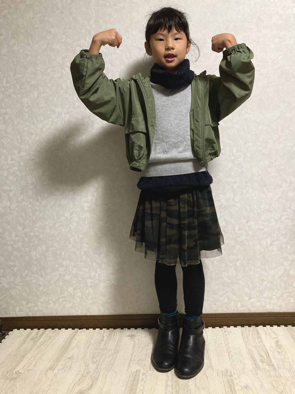 ブラック系のニット/セーター、グレー系のニット/セーター、グリーン系のマウンテンパーカーを着用したキッズの秋コーディネートの2枚目の写真