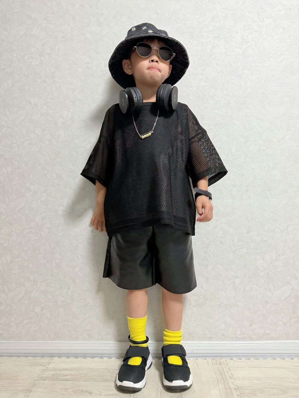 ブラック系のスニーカー、ブラック系のサンダル、ブラック系のTシャツ/カットソーを着用したキッズの夏コーディネートの3枚目の写真