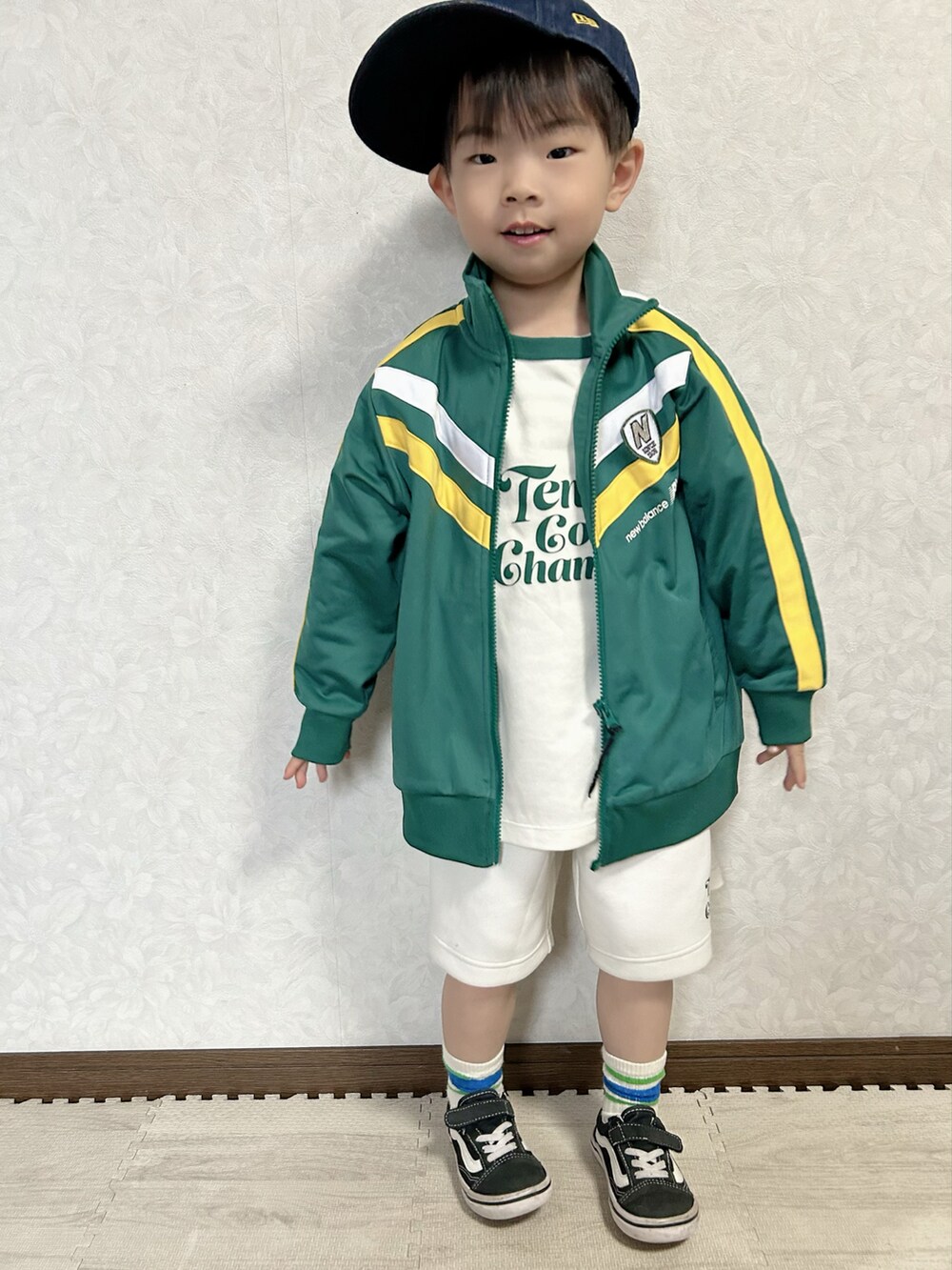 「春コーデ、春夏コーデ、カジュアルコーデ、スポーツミックス、ストリート、セットアップ、トラックジャケット、キャップ、ショートパンツ、レイヤードスタイル、靴下オタク、スウィーツ同盟会、ビッグシルエット、古着MIX、ハーフパンツ」|「NEW ERAの無人古着屋さんで500円でGET❣️ アジャスターで53cm位まで被れそう(キャップ、ブルー系)」を使った、lenlen23さん(キッズ・100cm)の春コーディネートの3枚目の写真