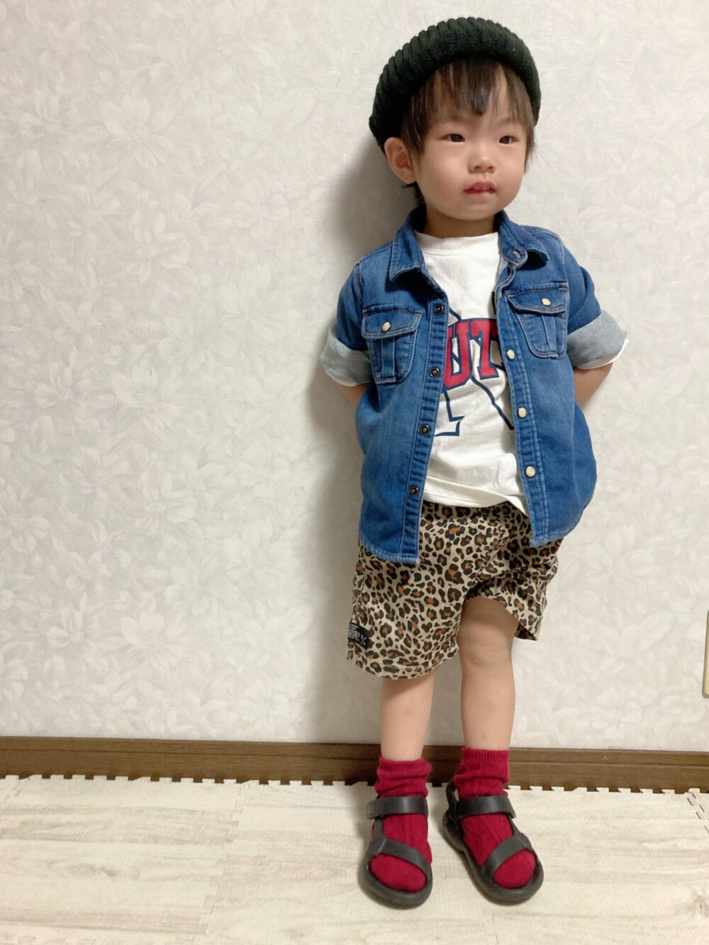 ホワイト系のTシャツ/カットソー、ブルー系のシャツ/ブラウス、ベージュ系のその他パンツを着用したキッズの夏コーディネートの3枚目の写真