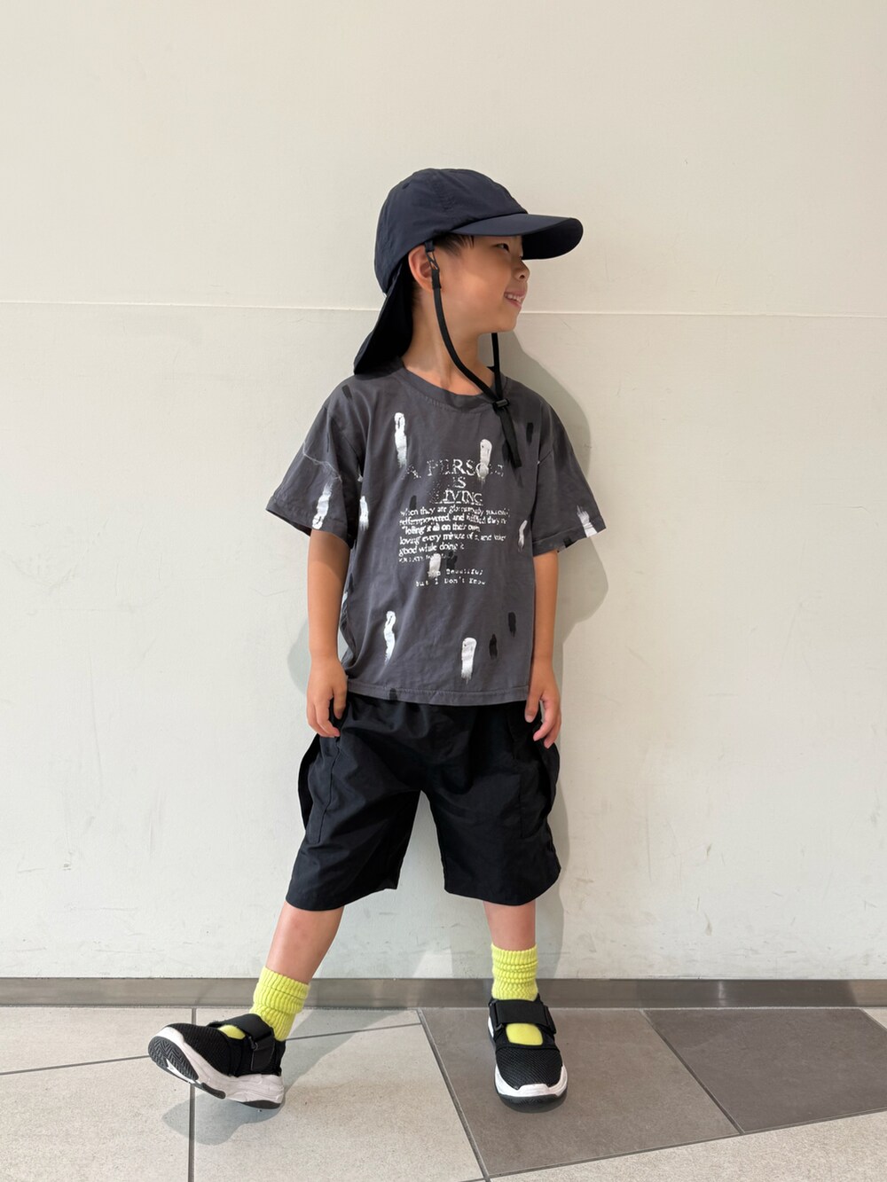 グレー系のTシャツ/カットソー、ブラック系のカーゴパンツ、ブラック系のサンダルを着用したキッズの夏コーディネートの3枚目の写真