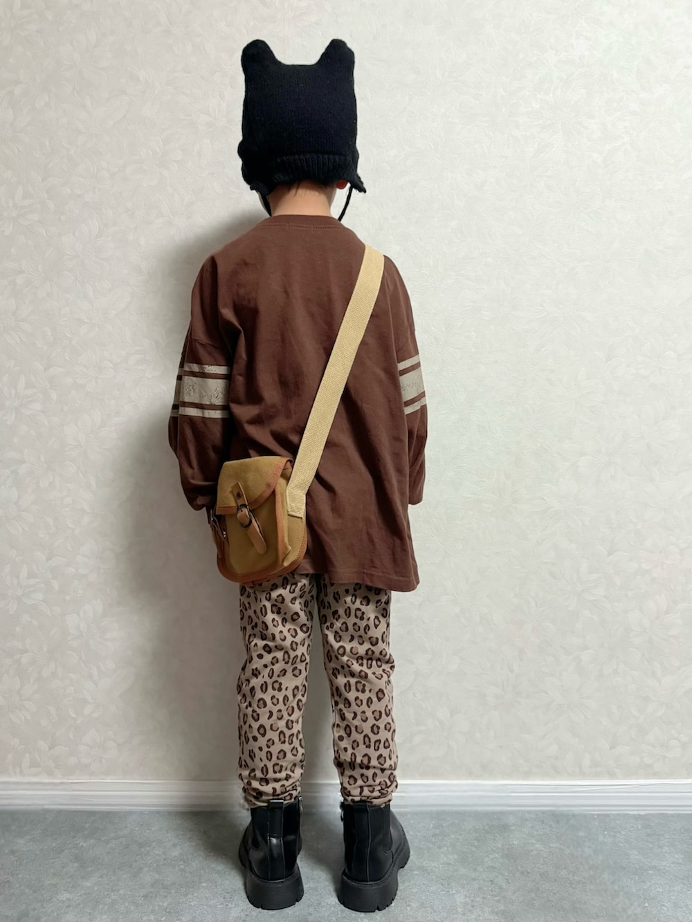 ブラウン系のTシャツ/カットソー、ブラウン系のその他パンツ、ブラウン系のショルダーバッグを着用したキッズの秋コーディネートの5枚目の写真