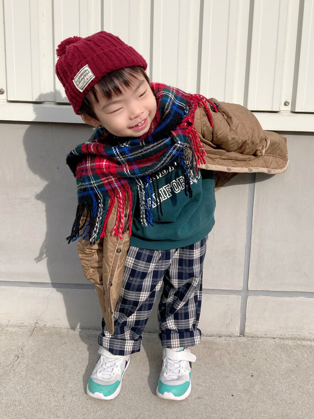 グリーン系のブルゾン、グリーン系のスウェット、ブルー系のその他パンツを着用したキッズの冬コーディネートの4枚目の写真