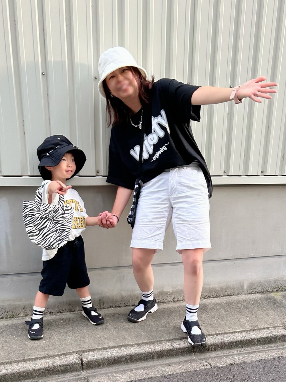 ブラック系のTシャツ/カットソー、ホワイト系のその他パンツ、ブラック系のサンダルを着用したキッズの夏コーディネートの3枚目の写真