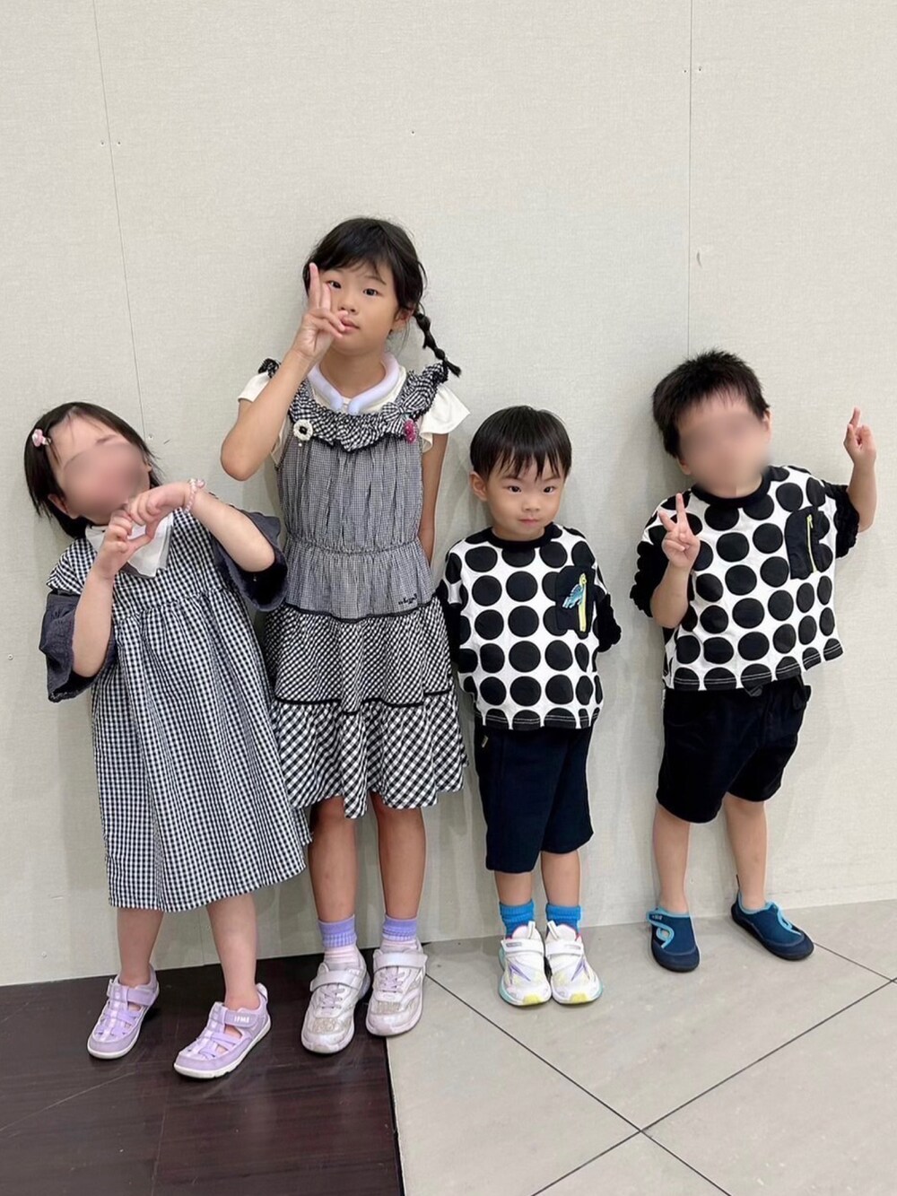 ブラック系のベスト、ブラック系のシャツ/ブラウス、ホワイト系のサンダルを着用したキッズの夏コーディネートの3枚目の写真