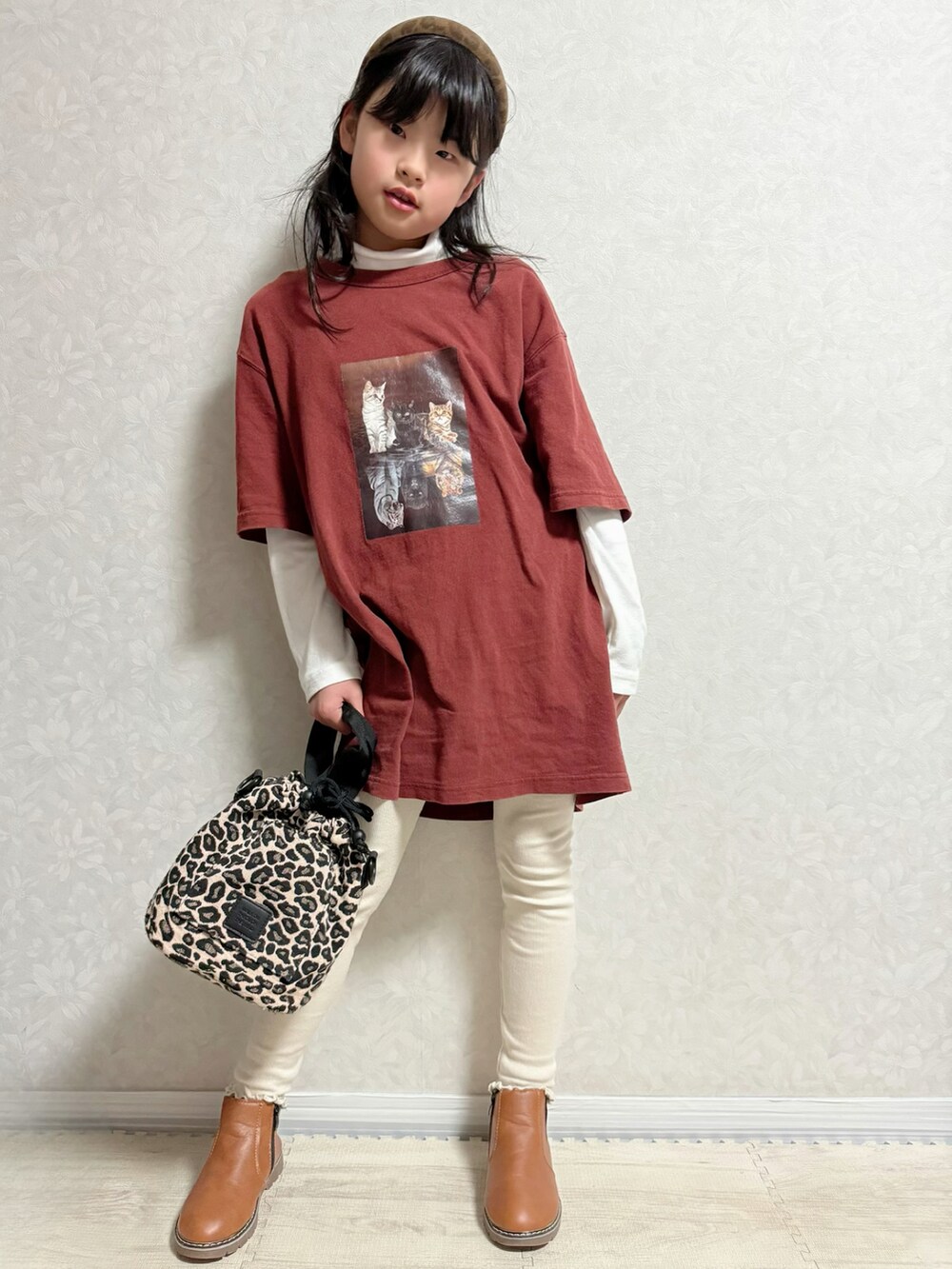 ホワイト系のTシャツ/カットソー、ブラウン系のブーツ、ブラウン系のTシャツ/カットソーを着用したキッズの春コーディネートの2枚目の写真