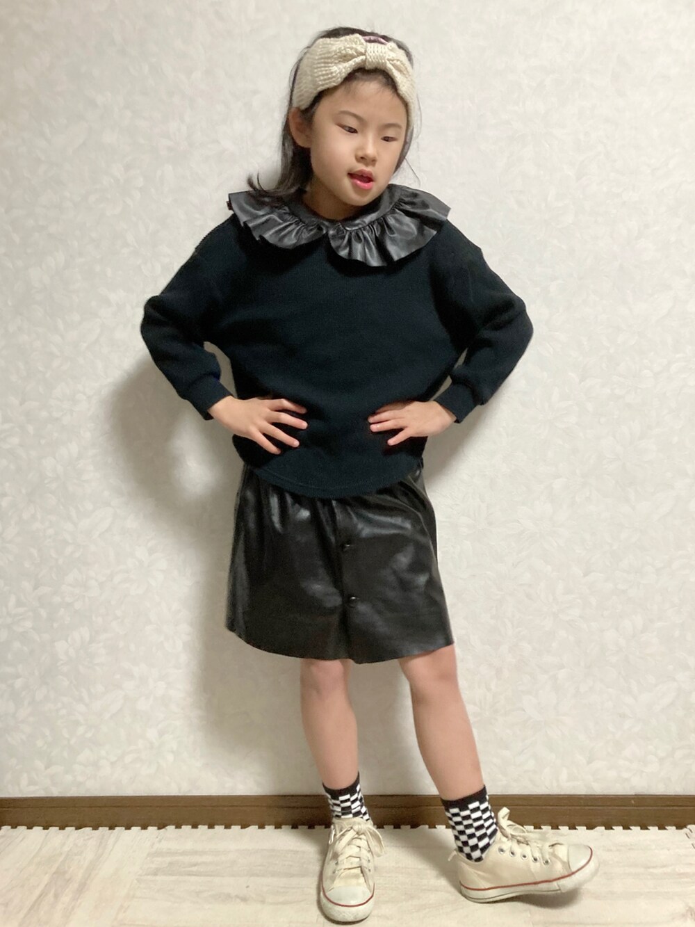 ブラック系のTシャツ/カットソー、ブラック系のスカート、ホワイト系のスニーカーを着用したキッズの冬コーディネートの3枚目の写真
