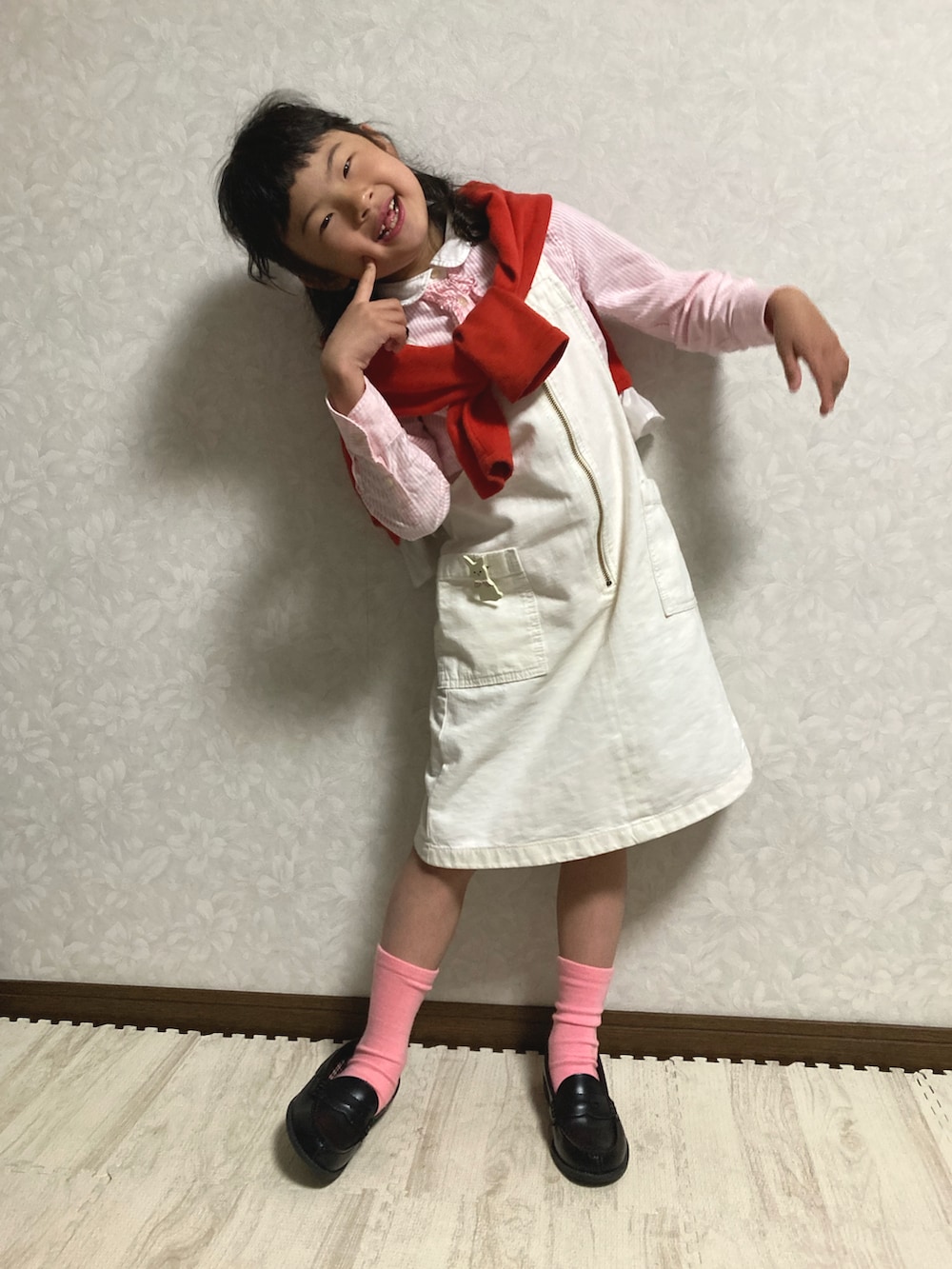 グリーン系のシャツ/ブラウス、ホワイト系のスカート、ホワイト系のトートバッグを着用したキッズの春コーディネートの5枚目の写真