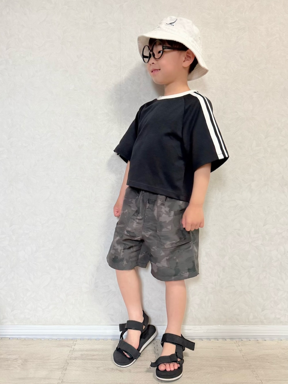 「夏コーデ、春夏コーデ、スポーツミックス、シンプルコーデ、カジュアルコーデ、めがね、Tシャツ、バケットハット、ショルダーバッグ、ハーフパンツ、サンダル、休日スタイル、お出かけコーデ、プチプラ、UNIQLO」｜「NAUTICAの【NAUTICA/ノーティカ】ワンポイント刺繍バケットハット（ハット、ホワイト系）」を使った、lenlen23さん（キッズ・100cm）の春コーディネートの4枚目の写真