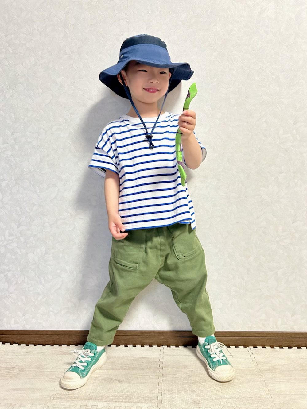 ブルー系のTシャツ/カットソー、グリーン系のパンツ、グリーン系のスニーカーを着用したキッズの春コーディネートの3枚目の写真