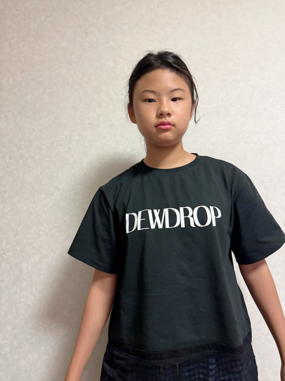 ブラック系のTシャツ/カットソー、ブルー系のその他パンツ、ブラック系のサンダルを着用したキッズの夏コーディネートの2枚目の写真