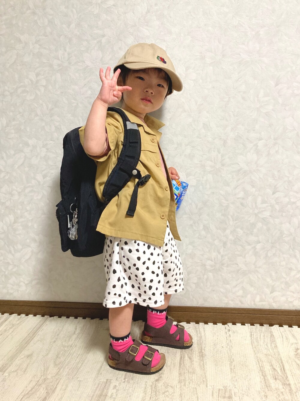 ピンク系のTシャツ/カットソー、ブラック系のバックパック/リュック、イエロー系のシャツ/ブラウスを着用したキッズの春コーディネートの4枚目の写真