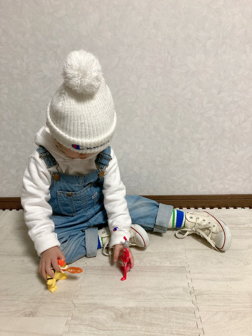 ホワイト系のパーカー、ホワイト系のニット/セーター、ブルー系のダウンベストを着用したキッズの冬コーディネートの5枚目の写真