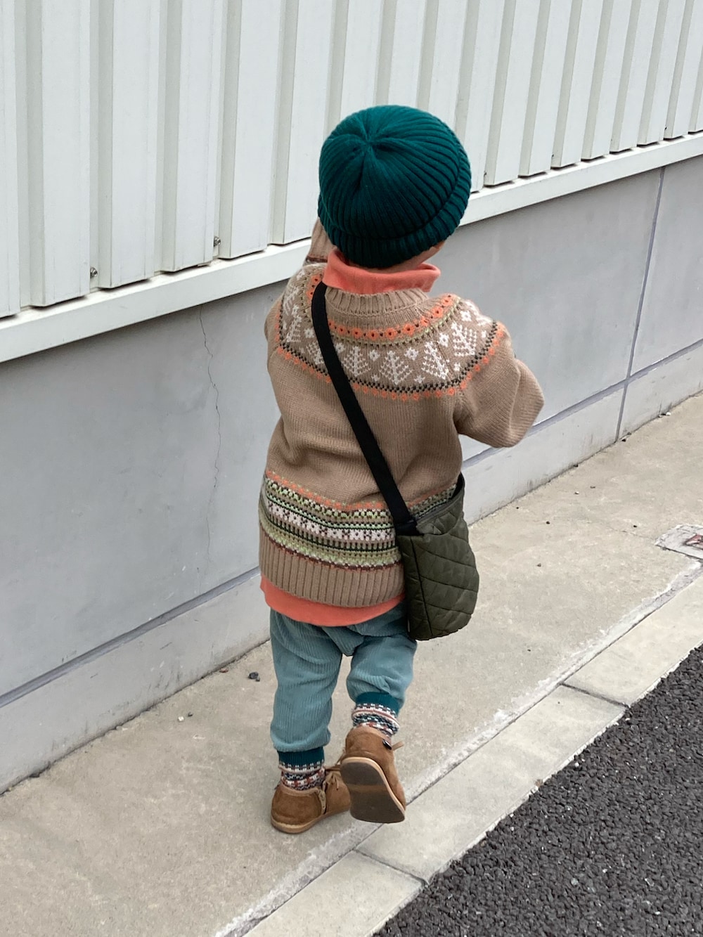 ベージュ系のニット/セーター、オレンジ系のスウェット、グリーン系のその他パンツを着用したキッズの秋コーディネートの4枚目の写真