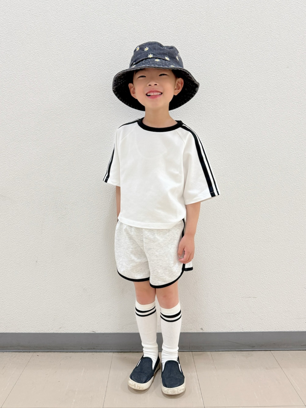 「春夏コーデ、モノトーン、休日スタイル、お出かけコーデ、セットアップ、スポーツミックス、キャップ、スリッポン、ハーフパンツ、ナイロンジャケット、春アウター、古着MIX、ショートパンツ、ハイソックス、シンプルコーデ」｜「NEW ERAのNEW ERA/ニューエラ キッズ キャップ 12654223（キャップ、レッド系）」を使った、lenlen23さん（キッズ・100cm）の春コーディネートの3枚目の写真