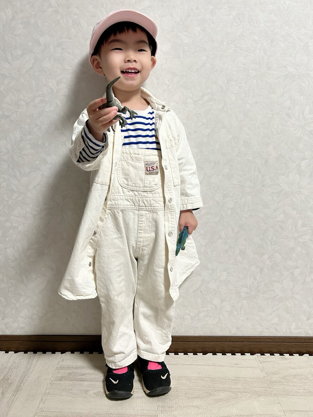 ブルー系のTシャツ/カットソー、ホワイト系のワンピース、ホワイト系のサロペット/オーバーオールを着用したキッズの春コーディネートの2枚目の写真