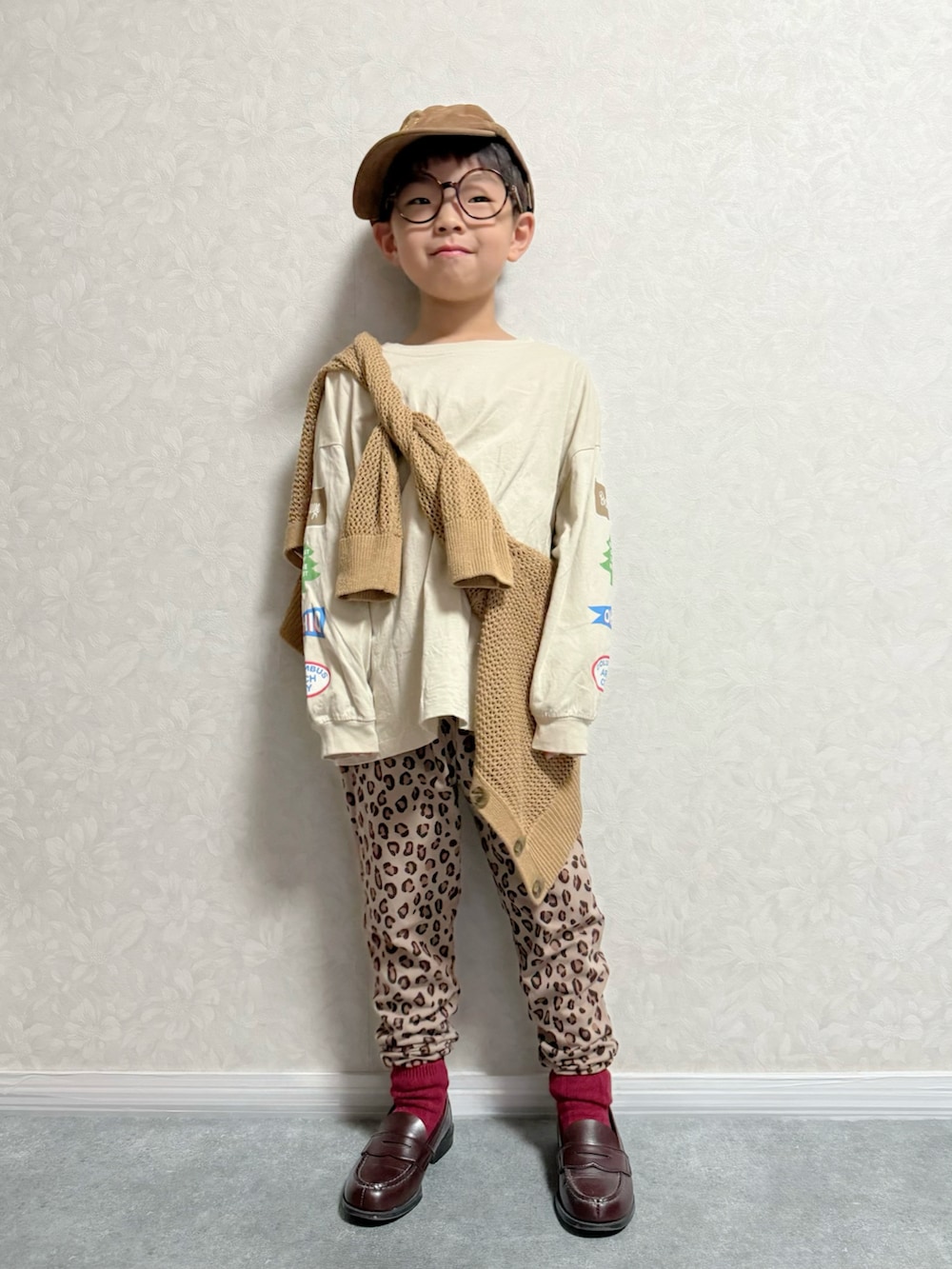 ベージュ系のTシャツ/カットソー、ブラウン系のその他パンツ、ブラウン系のローファーを着用したキッズの秋コーディネートの2枚目の写真