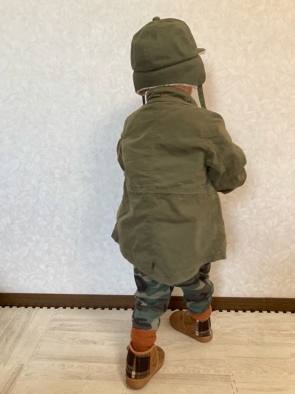 ホワイト系のシャツ/ブラウス、ブラウン系のスウェット、グリーン系のミリタリージャケットを着用したキッズの秋コーディネートの5枚目の写真