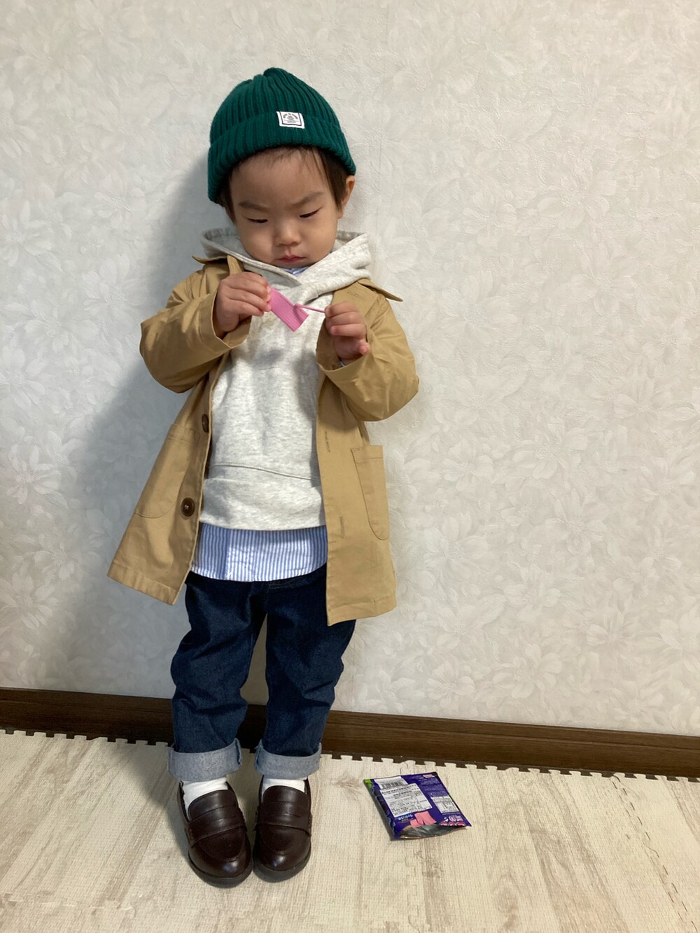 ブルー系のシャツ/ブラウス、ホワイト系のパーカー、ベージュ系のステンカラーコートを着用したキッズの冬コーディネートの5枚目の写真