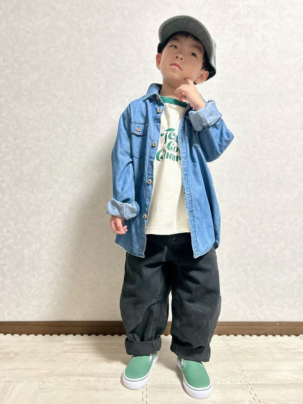 ホワイト系のTシャツ/カットソー、ブルー系のシャツ/ブラウス、グレー系のデニムパンツを着用したキッズの秋コーディネートの3枚目の写真