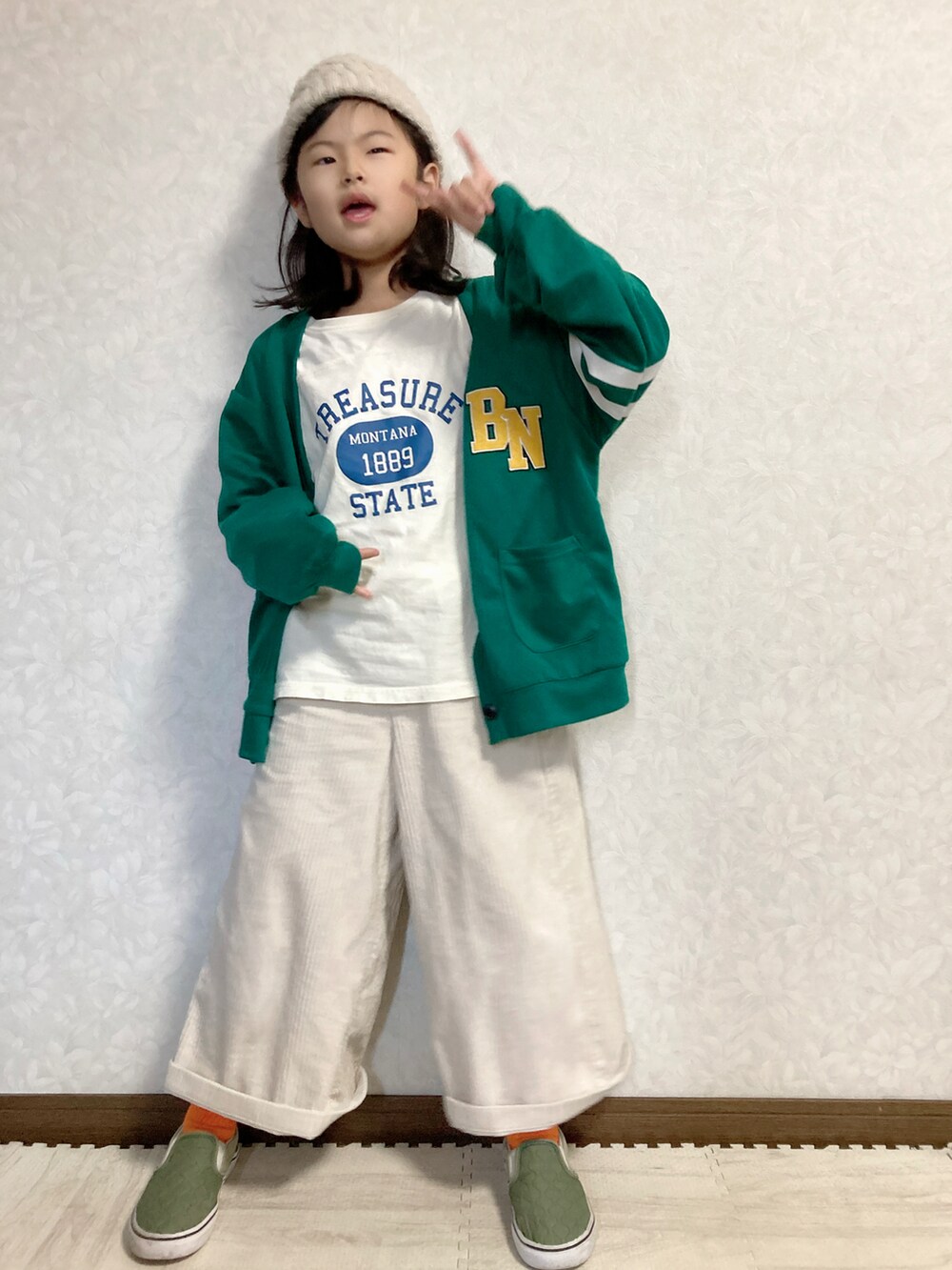 ブルー系のスウェット、ホワイト系のニット/セーター、グリーン系のカーゴパンツを着用したキッズの冬コーディネートの4枚目の写真