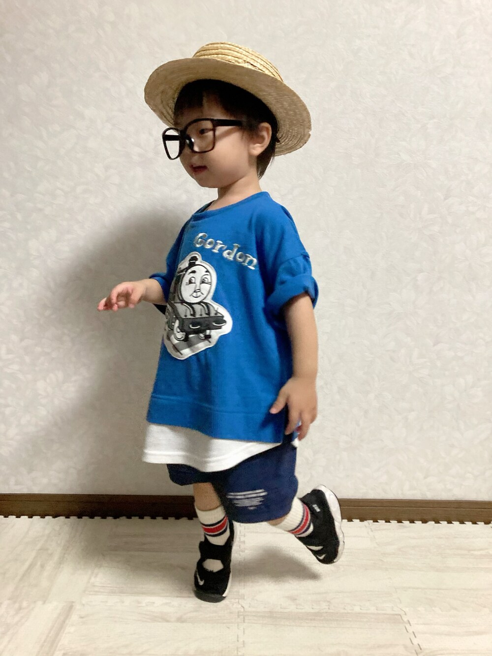 ブルー系のTシャツ/カットソー、ブルー系のその他パンツ、ブラック系のスニーカーを着用したキッズの夏コーディネートの4枚目の写真