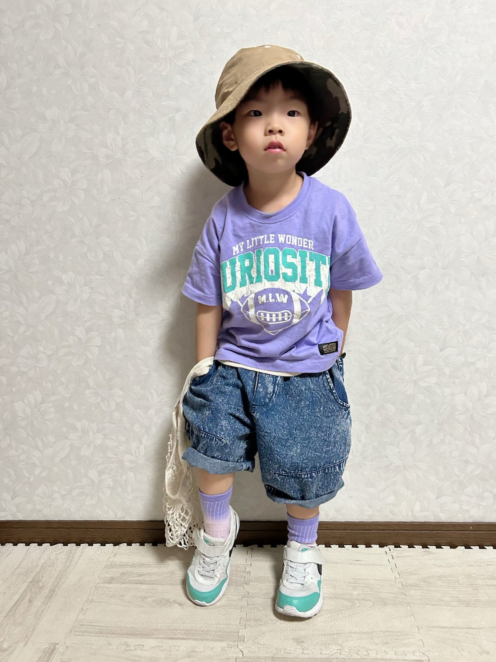 パープル系のTシャツ/カットソー、ベージュ系のタンクトップ、ブルー系のデニムパンツを着用したキッズの夏コーディネートの2枚目の写真