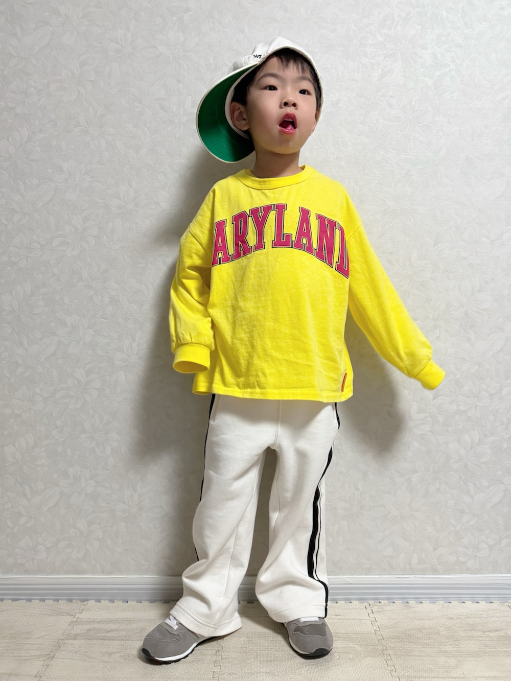 イエロー系のTシャツ/カットソー、グリーン系のジャージ、ホワイト系のスウェットパンツを着用したキッズの冬コーディネートの3枚目の写真