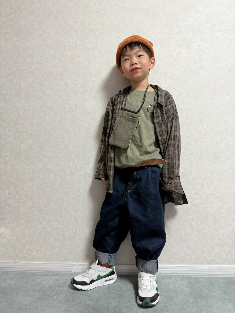 ブラウン系のシャツ/ブラウス、ホワイト系のスニーカー、グリーン系のTシャツ/カットソーを着用したキッズの秋コーディネートの3枚目の写真