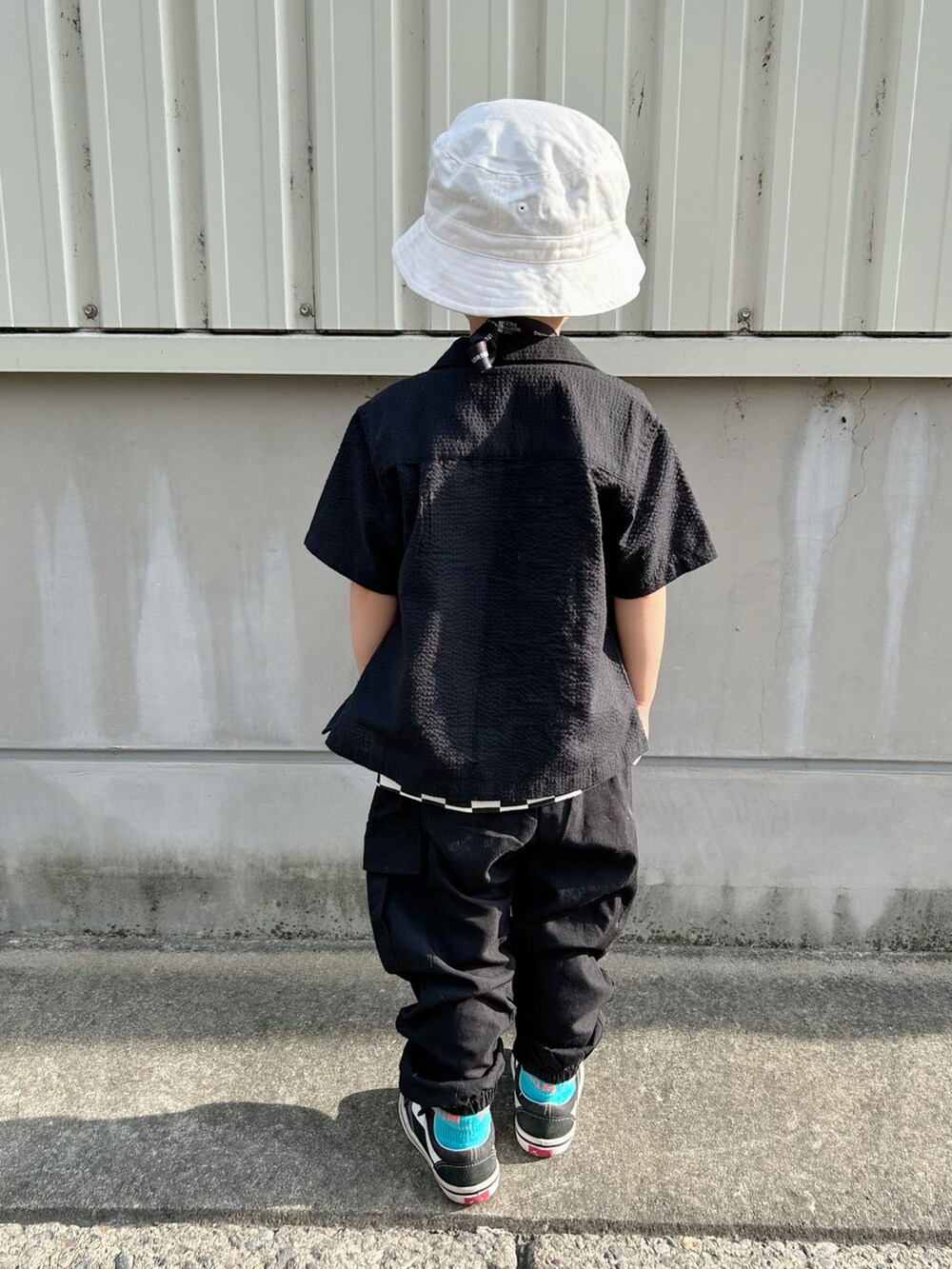 ブラック系のタンクトップ、ブラック系のシャツ/ブラウス、ブラック系のカーゴパンツを着用したキッズの夏コーディネートの5枚目の写真