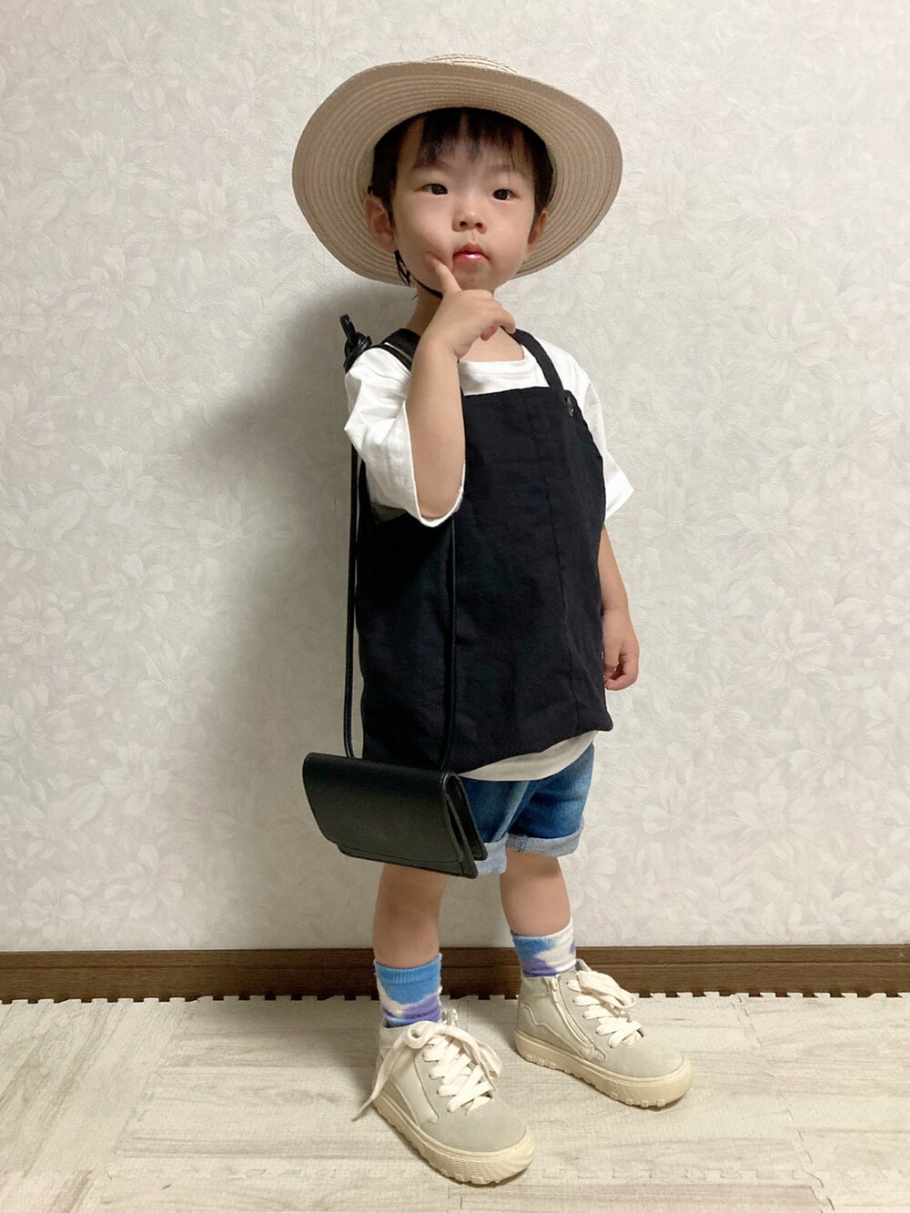 ホワイト系のTシャツ/カットソー、ブラック系のベスト、ブルー系のデニムパンツを着用したキッズの夏コーディネートの5枚目の写真