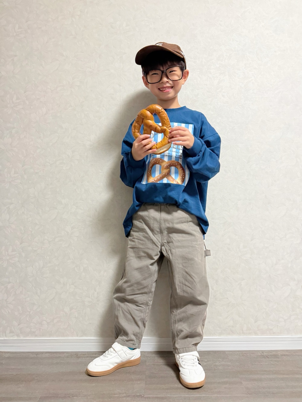 ブルー系のTシャツ/カットソー、グレー系のカーゴパンツ、ブラック系のスニーカーを着用したキッズの秋コーディネートの2枚目の写真