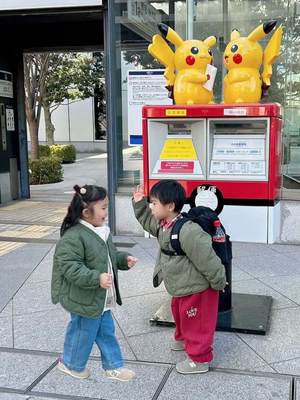 レッド系のセットアップ、レッド系のシャツ/ブラウス、グリーン系のノーカラージャケットを着用したキッズの冬コーディネートの4枚目の写真