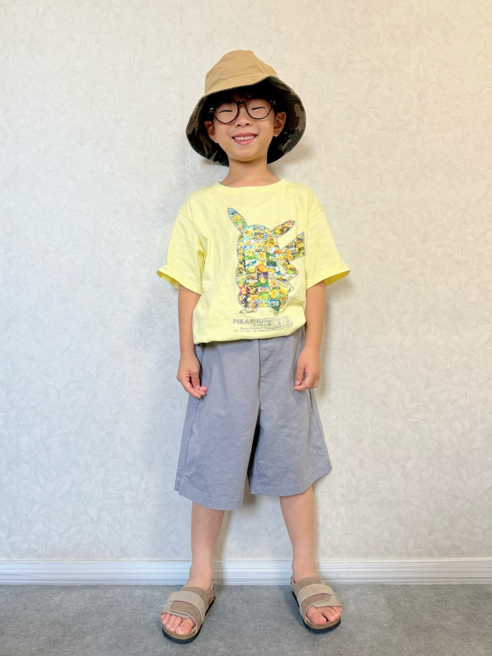 イエロー系のTシャツ/カットソー、ブラック系のパンツ、グレー系のパンツを着用したキッズの夏コーディネートの5枚目の写真