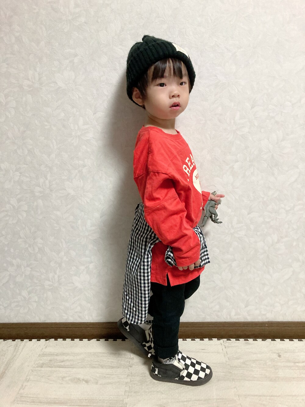 レッド系のTシャツ/カットソー、その他のシャツ/ブラウス、ブラック系のその他パンツを着用したキッズの秋コーディネートの3枚目の写真