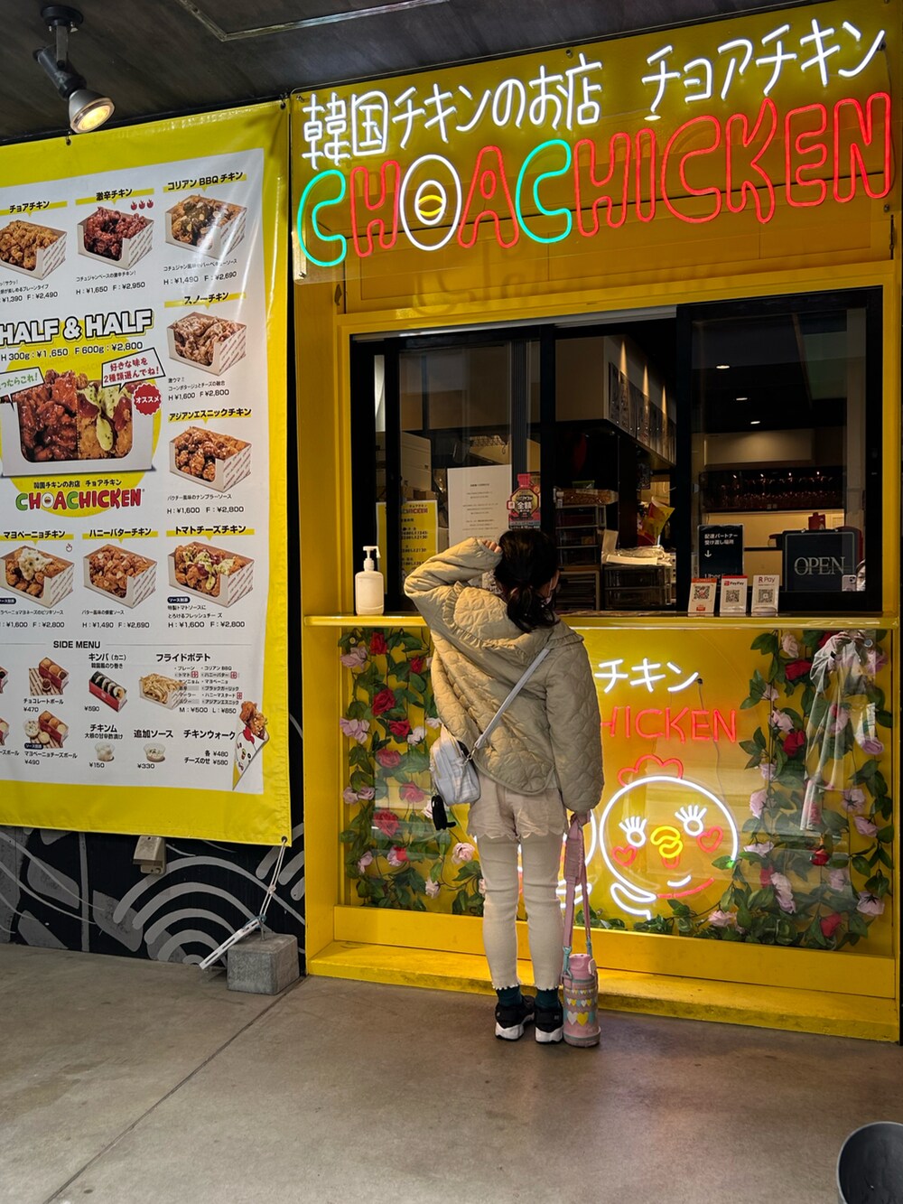 グリーン系のTシャツ/カットソー、ホワイト系のTシャツ/カットソー、ホワイト系のその他パンツを着用したキッズの春コーディネートの5枚目の写真