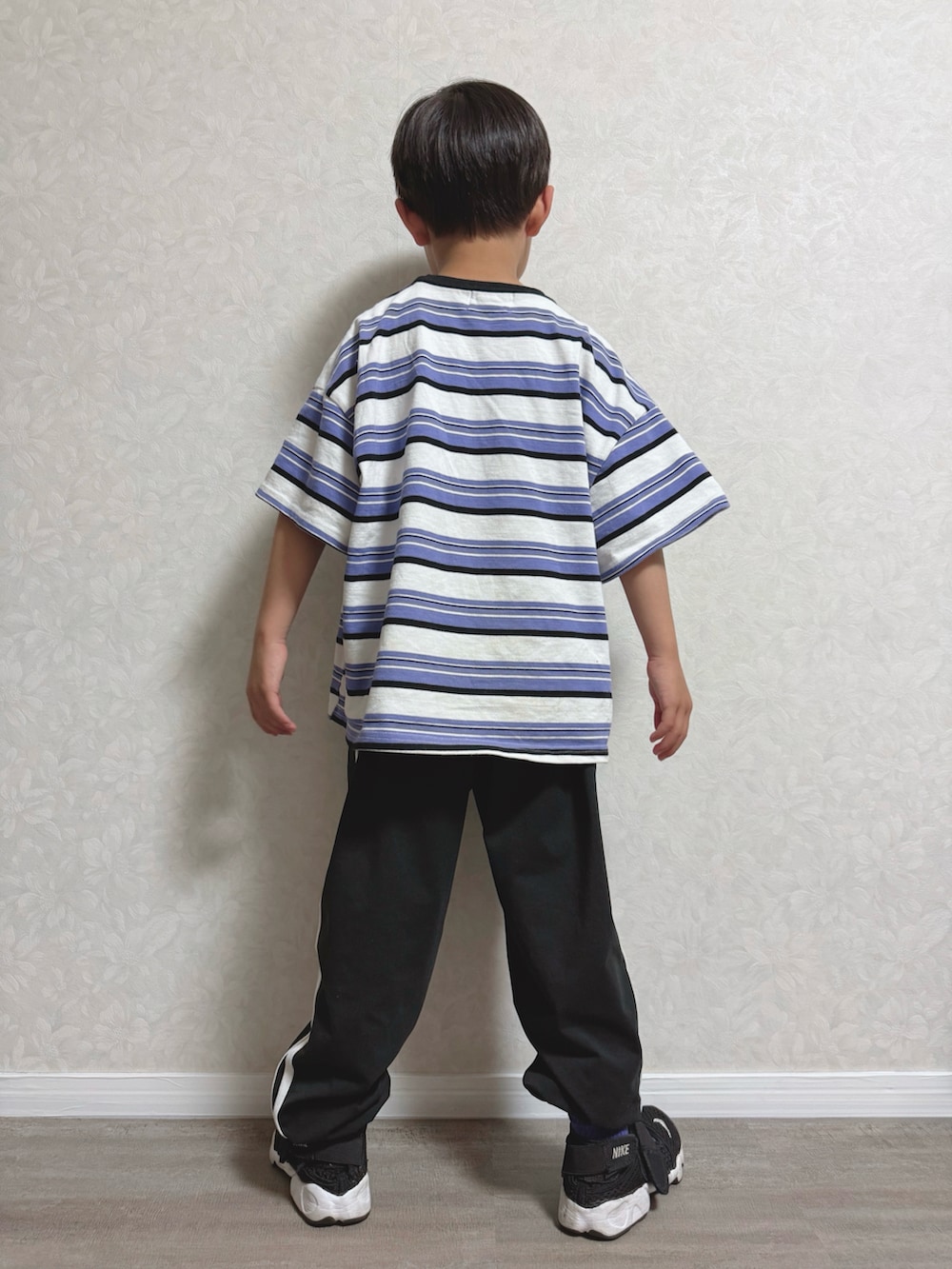 パープル系のTシャツ/カットソー、ブラック系のその他パンツ、ホワイト系のショルダーバッグを着用したキッズの夏コーディネートの3枚目の写真
