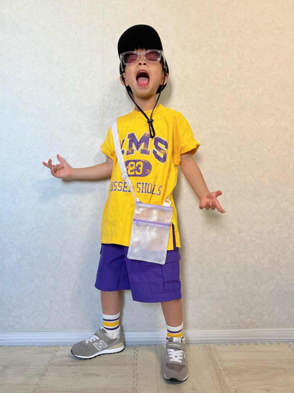 グレー系のスニーカー、イエロー系のTシャツ/カットソー、パープル系のカーゴパンツを着用したキッズの夏コーディネートの4枚目の写真