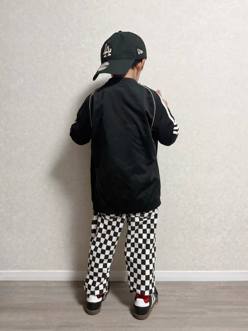 ホワイト系のTシャツ/カットソー、ブラック系のその他パンツ、ブラック系のスニーカーを着用したキッズの春コーディネートの3枚目の写真