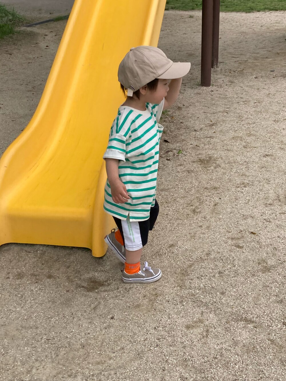 グリーン系のTシャツ/カットソー、ブラック系のその他パンツ、ブラウン系のスニーカーを着用したキッズの夏コーディネートの4枚目の写真