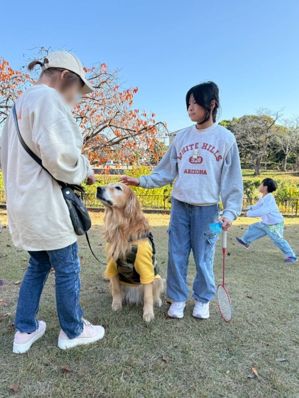 ピンク系のトートバッグ、グリーン系のスリッポン、グレー系のスウェットを着用したキッズの冬コーディネートの4枚目の写真