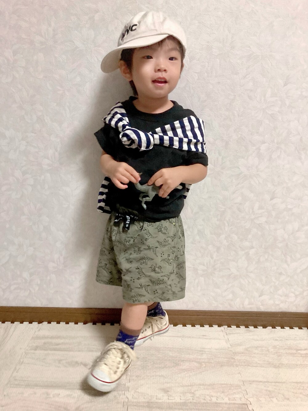 ブルー系のTシャツ/カットソー、グリーン系のその他パンツ、ホワイト系のキャップを着用したキッズの秋コーディネートの3枚目の写真