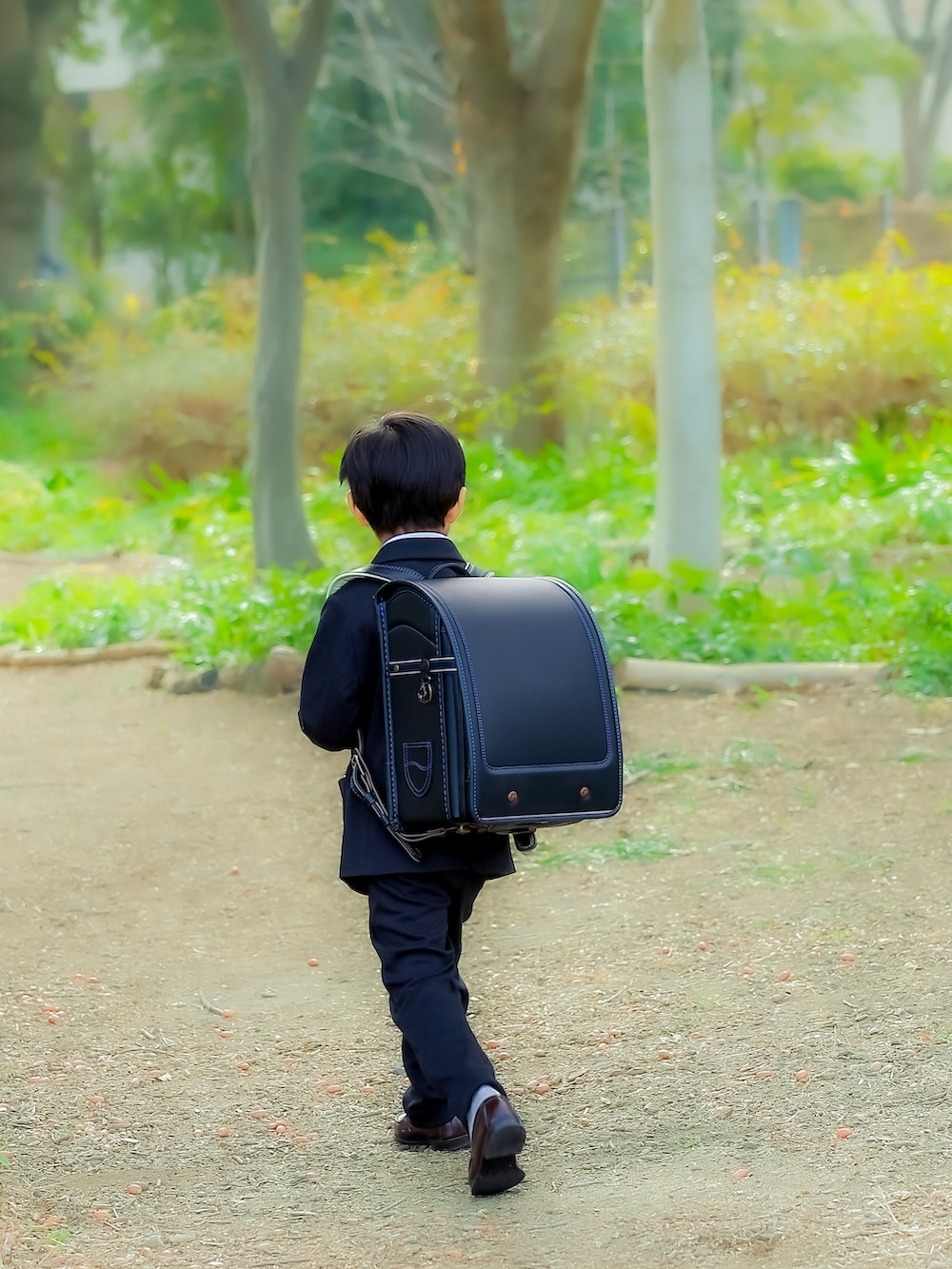 ブラック系のランドセル、ブラウン系のローファー、ホワイト系のシャツ/ブラウスを着用したキッズの冬コーディネートの5枚目の写真